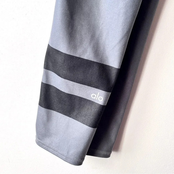 Alo Yoga Gray Gradient Ombre Stripe Airbrush Capri Leggings Size XS - Picture 4 of 6
